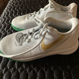 Boys Nike Kyrie flytrap II basketball shoes